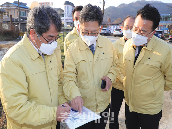 김현수 농림축산식품부 장관 25일 충주시는 방문해 조류인플루엔자(AI)·아프리카돼지열병(ASF) 방역상황을 점검하고 있다.