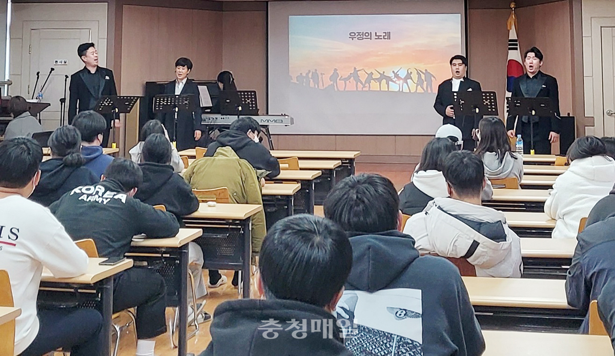 충북 음성 삼성중학교가 성악앙상블 ‘오블리비아떼’를 초청, 학생들을 위한 클래식 음악회를 개최했다.