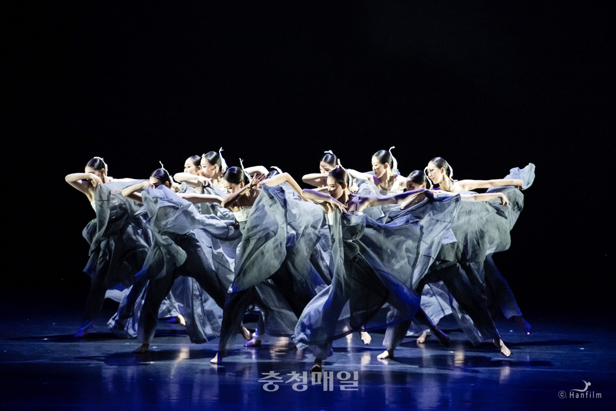 박시종(원 안쪽) 안무가와 작품 ‘춤타올라’