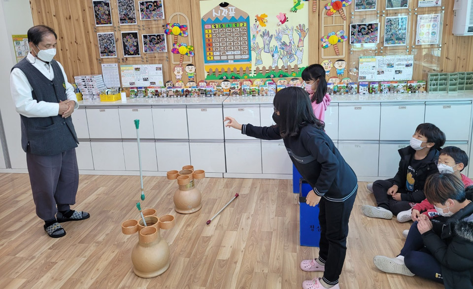 음성하당초등학교 학생들이 2일 우리의 옛 문화인 선비체험을 통해 바른인성 함양을 위해 투호체험을 하고 있다.