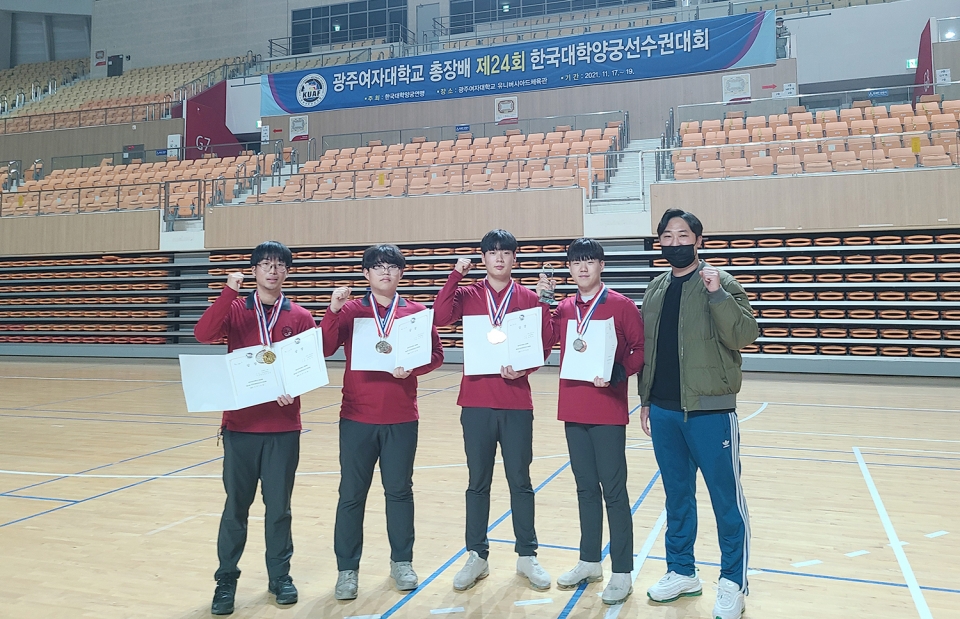서원대 양궁부 김성무, 이두리, 최현택, 최성식 선수와 이재승 코치(왼쪽부터)가 파이팅을 외치고 있다.