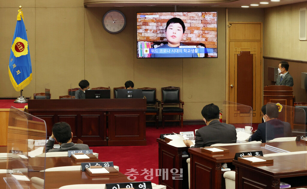 20일 열린 충북도의회 ‘2021년 청소년 스피치왕 선발대회’에서 참가 학생이 자신의 의견을 발표하고 있다.