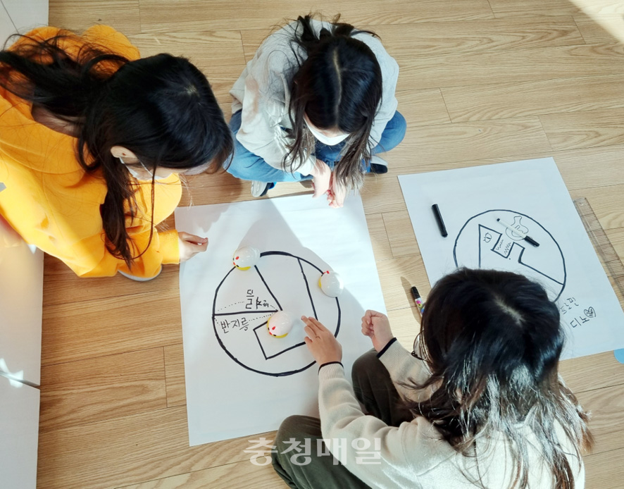 세종시교육청 ‘2021 초등 겨울방학 눈높이 교실’에서 학생들이 머리를 맞대고 수학 풀이를 하고 있다.