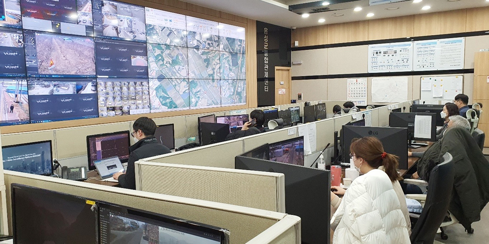 음성군이 각종 범죄 안전사각지대 해소 등을 위해 지난 2014년부터 통합관제센터를 구축, 24시간 CCTV 감시를 통해 군민의 안전을 모니터링하고 있다.