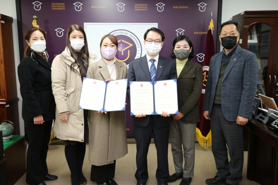 충북도립대학교(총장 공병영)가 13일 다원문화예술공동체연구소 예송(소장 김정미)과 상생발전 실천을 위한 업무협약을 체결했다.