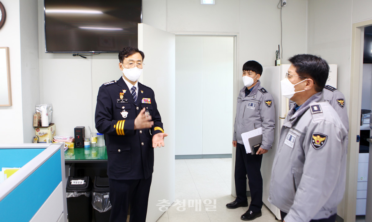 17일 취임한 정경호(왼쪽) 충북 청주상당경찰서장이 직원들과 인사로 업무를 시작했다.