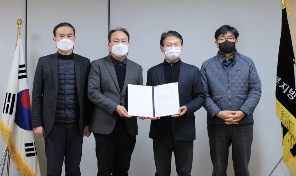 충북지방변호사회 임원들이 18일 박완희(왼쪽 두번째) 청주시의회 의원에게 ‘공익소송 비용 지원 조례’ 제안서를 전달하고 있다.