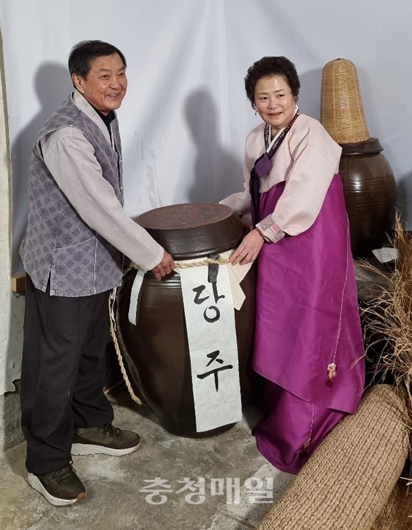 당진시 송악읍 김정구(왼쪽)씨가 올해 기지시줄다리기 축제때 쓸 당주를 담그고 있다.