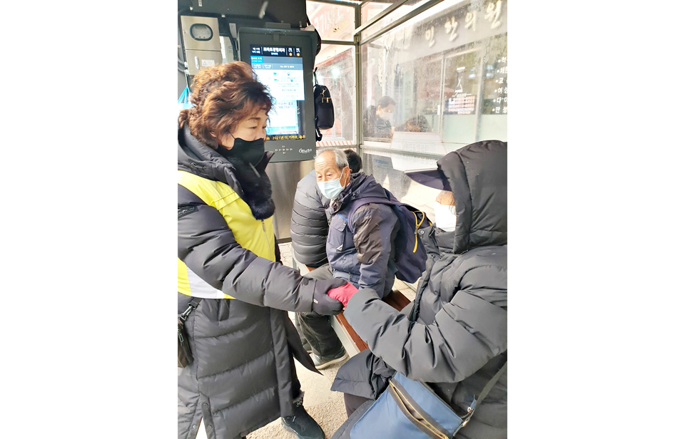 충주시는 올해 시내버스승하차 동우미사업을 추진한다고 19일 밝혔다. 승하차 도우미 활동 모습.