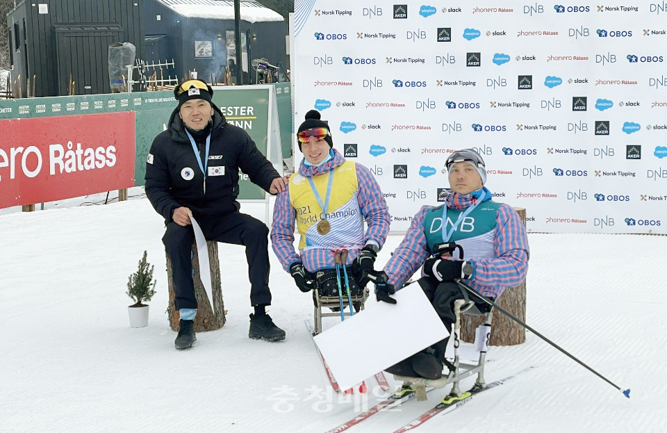 ‘2021 월드파라노르딕스키 릴레함메르 세계선수권대회’에 참가해 은메달을 거머쥔 신의현(왼쪽)이 시상식 후 기념촬영을 하고 있다.