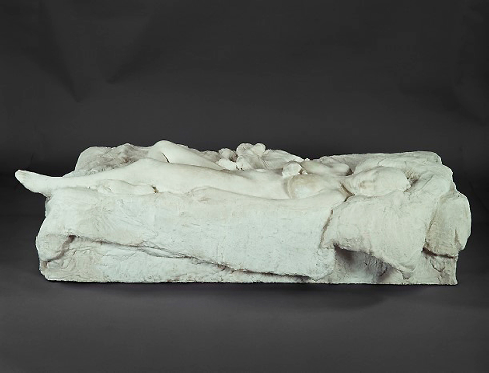 조지 시걸 (미국, 1924∼2000), ‘침대 위의 소녀 3’ 1973, 석고, 55×205×101cm.