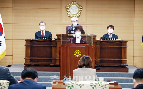 박순화 부여군의원이 제262회 부여군의회 임시회에서 5분 발언을 하고 있다.