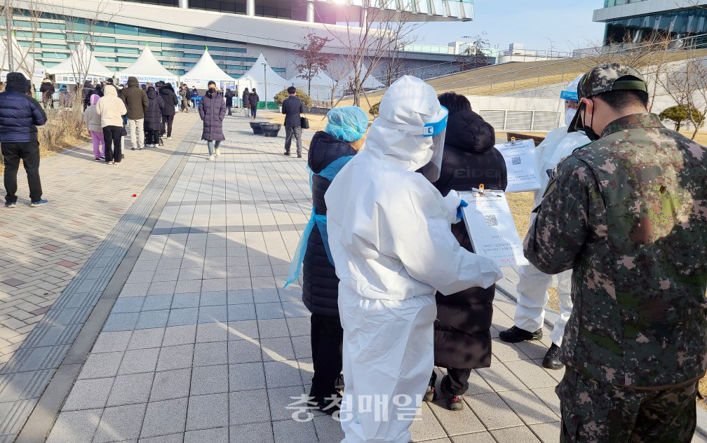 세종소방서 소속 의용소방대원들이 세종시청 앞 코로나19 임시선별검사소에 검사안내를 하고 있다.