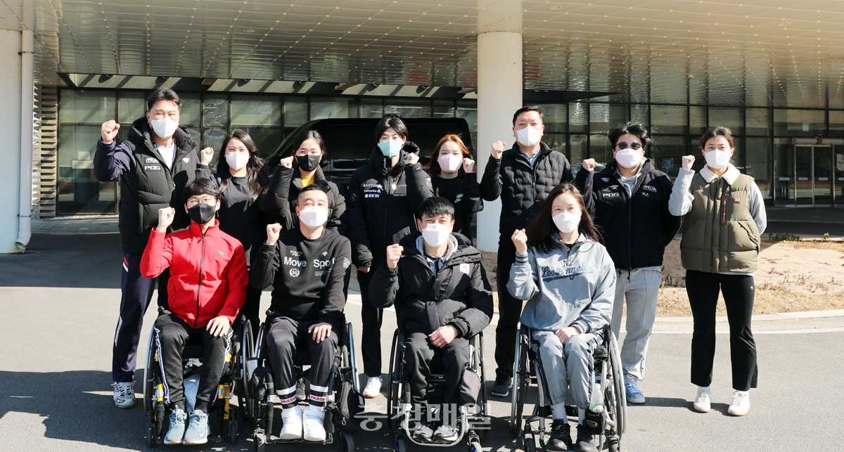 국가대표 휠체어펜싱팀과 박규화(뒷줄 왼쪽 첫번째) 감독.