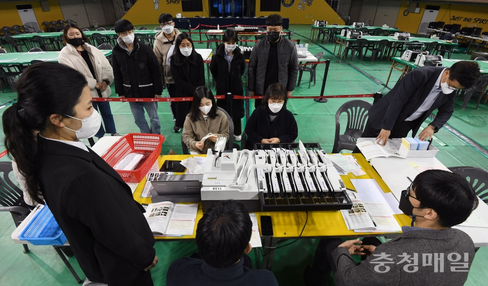 투표지 분류기 교육 받는 개표 책임 사무원