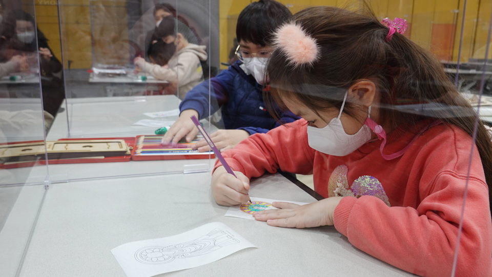 국립부여박물관이 특별전 백제인 돌을 다스리다 연계교육프로그램 ‘예산 석조 4면불상 조명등 만들기’에 어린이들이 참여하고 있다.
