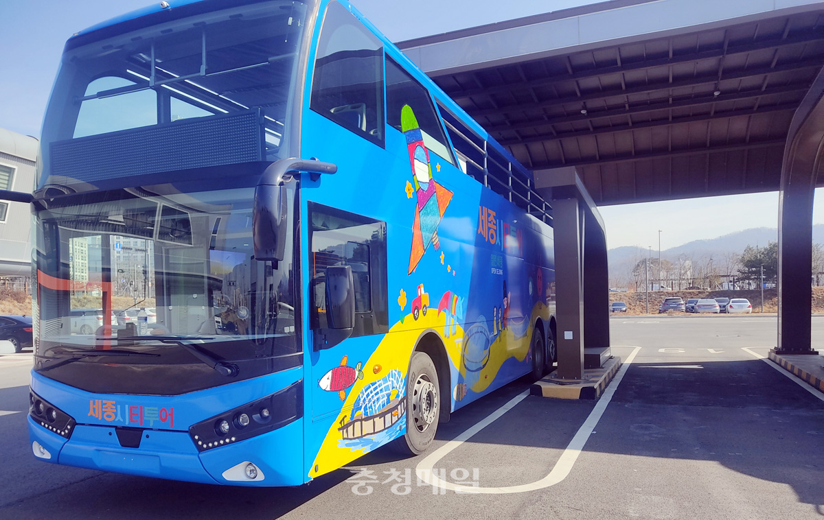 세종시의 관광지를 운행하게 될 세종시티투어 2층버스 모습.