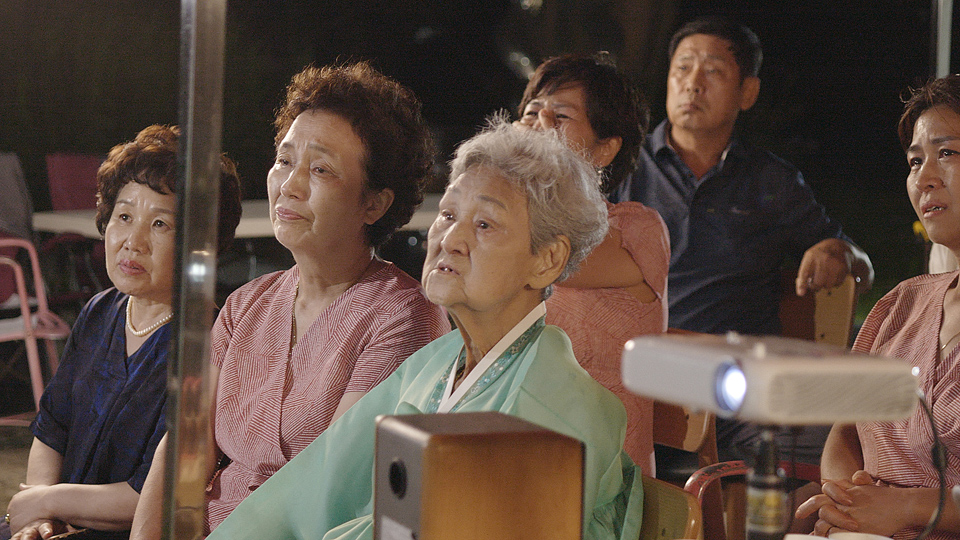 가족들과 함께 촬영영상 보는 38년생 김한옥(앞줄 오른쪽) 여사.