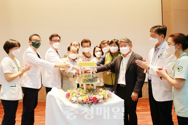 건양대병원 관계자들이 개원 22주년 기념식에서 케이크를 자르고 있다.