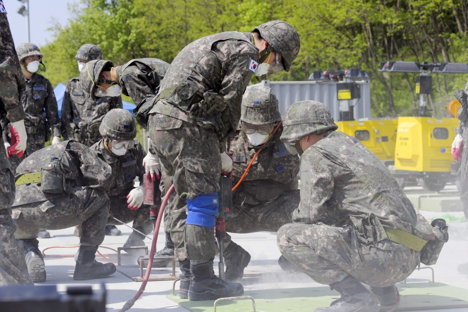 공군19전비 공병대대 장병들이 활주로 피해복구 훈련을 실시하고 있다.