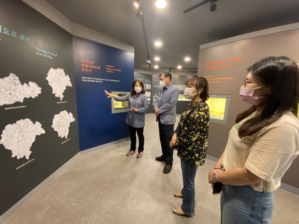 이경란(왼쪽) 청주기록원장이 청주기록원을 방문한 경북 영주시청 관계자들에게 기록 전시물에 대해 설명해주고 있다.