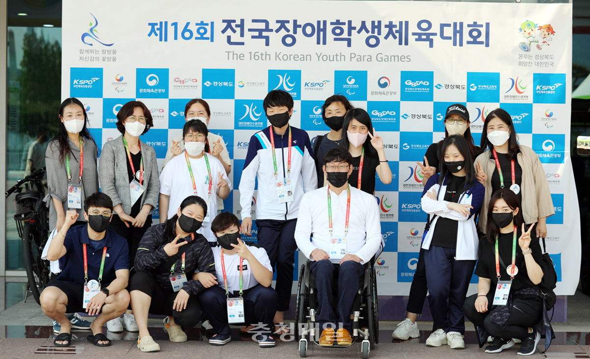 ‘제16회 전국장애학생체육대회’에 참가한 세종시장애인체육회 수영 선수단이 기념촬영하고 있다.