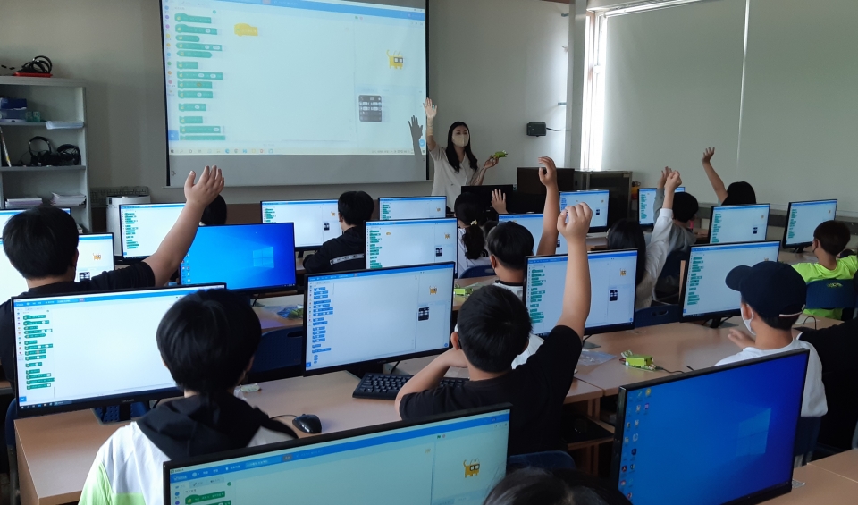 충주 성남초등학교가 교과과정과 연계한 메이커 교육 프로그램을 운영하고 있다.