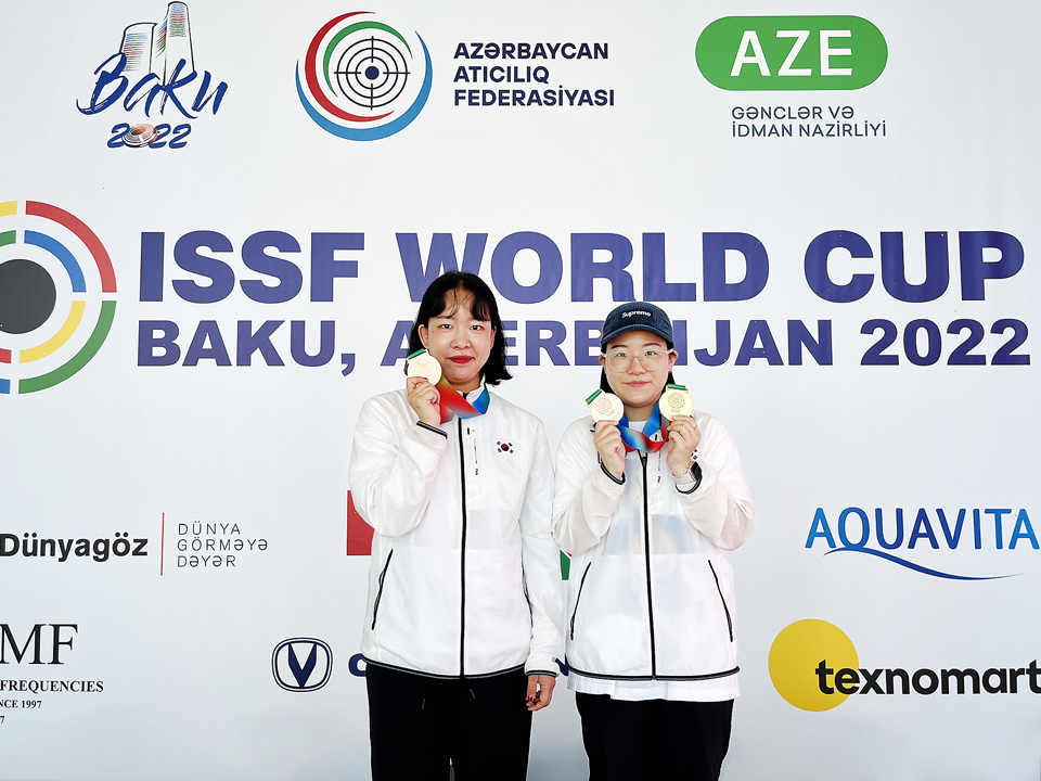 충남 서산시청 사격팀 이은서(왼쪽)·유현영 선수가 ISSF 바쿠 월드컵사격대회에서 메달을 딴 후 기념촬영을 하고 있다.