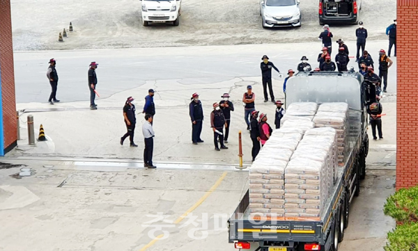 화물연대 조합원들이 9일 충북 단양군 매포읍 한일시멘트 출하장에서 시멘트 운송차량을 막아서고 있다. 뉴시스