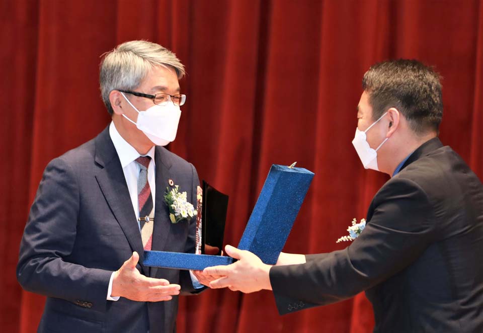 4년 임기를 마친 한국교통대 박준훈(왼쪽) 총장이 14일 이임식에서 감사패를 받고 있다.
