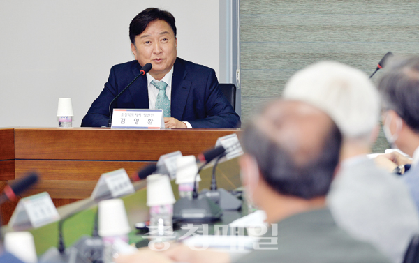 김영환 충북지사 당선인이 15일 인수위 회의실에서 도내 주요 병원장을 비롯한 의료계 관계자들을 초청한 가운데 ‘의료비 후불제 도입 관련 업무협의’를 개최했다.