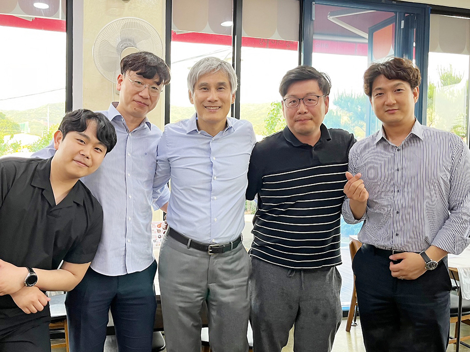 김인호(왼쪽 세번째) 단국대 생명공학대학 학장과 양돈영양학연구팀 제자들.