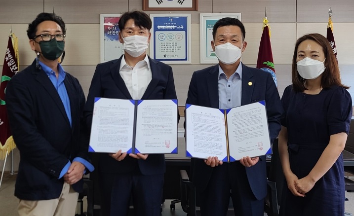 오제이피파트너즈㈜ 김현석 (왼쪽 두 번째) 대표와 이영정(오른쪽 두 번째) 음성교육장이 군내 교육환경 개선사업 협약을 체결했다.