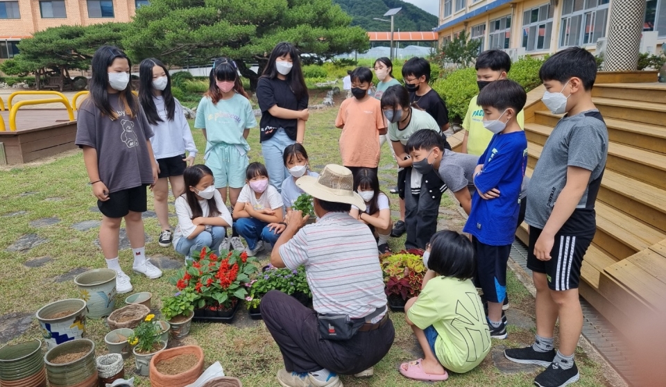 음성 하당초등학교 학생들과 마을 주민들이 지난 27일 학교-마을 꾸미기 프로젝트 학습 일환으로 화분을 활용한 다양한 꽃 심기를 실시했다.