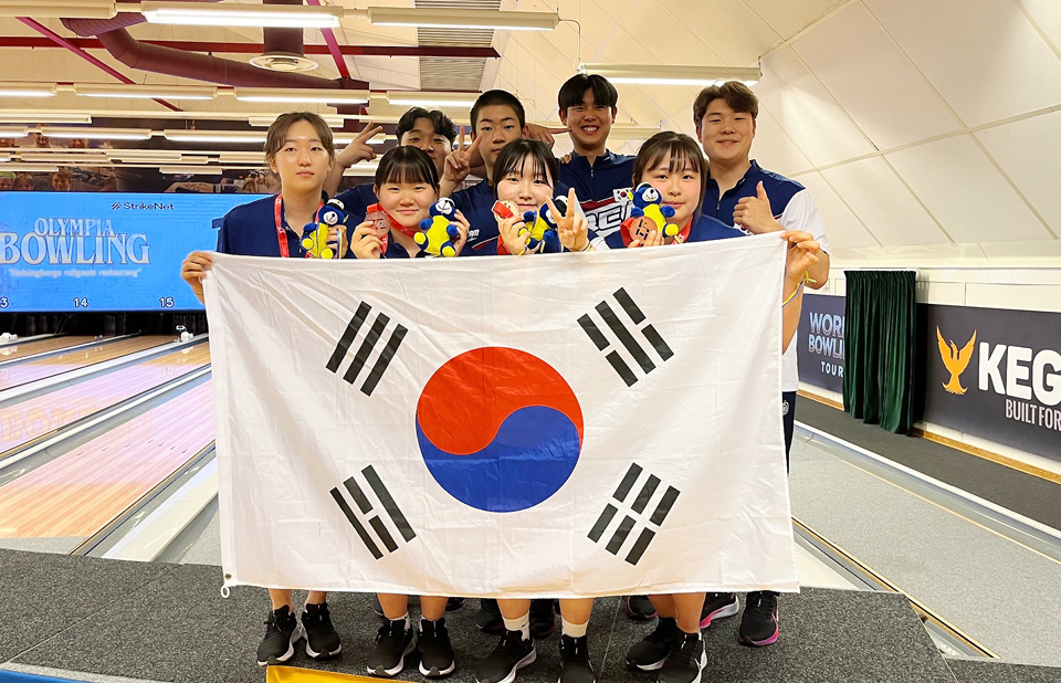 ‘2022 IBF U-21 세계선수권대회’ 여자 4인조 종목에서 대한민국 선수들이 동메달을 획득했다. 충북도청 볼링팀 신은서(앞줄 왼쪽 세 번째)가 선수들과 함께 기뻐하고 있다.