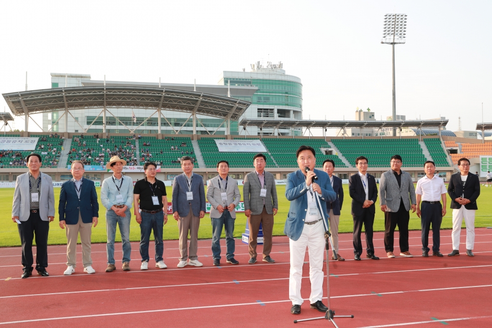 김영환 충북지사가 지난 9일 청주종합운동장에서 열린 청주FC와 대전한국철도와의 홈 개막전에 참석해 충북청주프로축구단 창단 축하 인사를 전하고 있다.