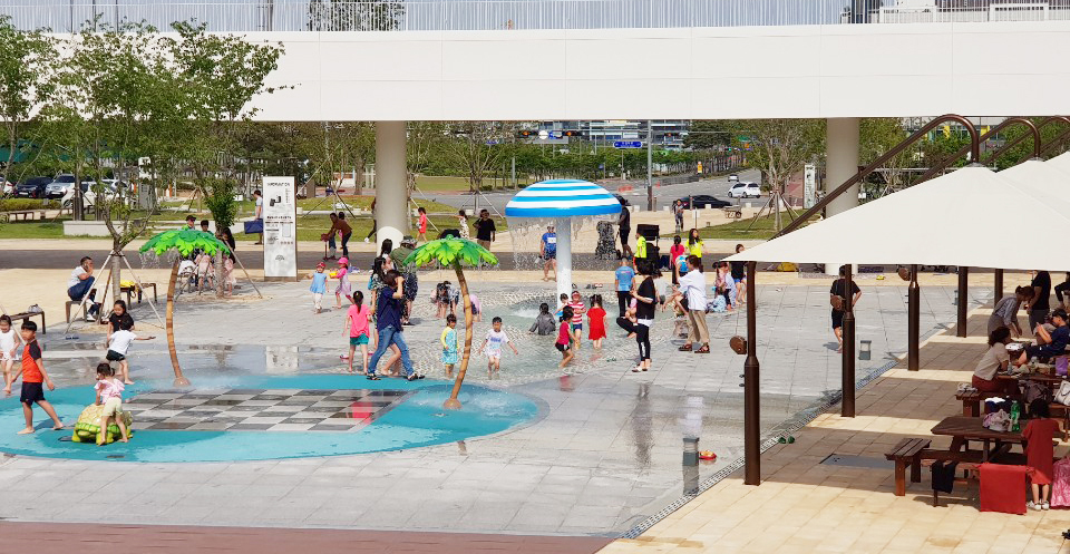 충남도서관이 도서관 광장 바닥분수 물놀이장을 22일부터 한달간 개장한다. 사진은 지난 2019년 운영 모습.