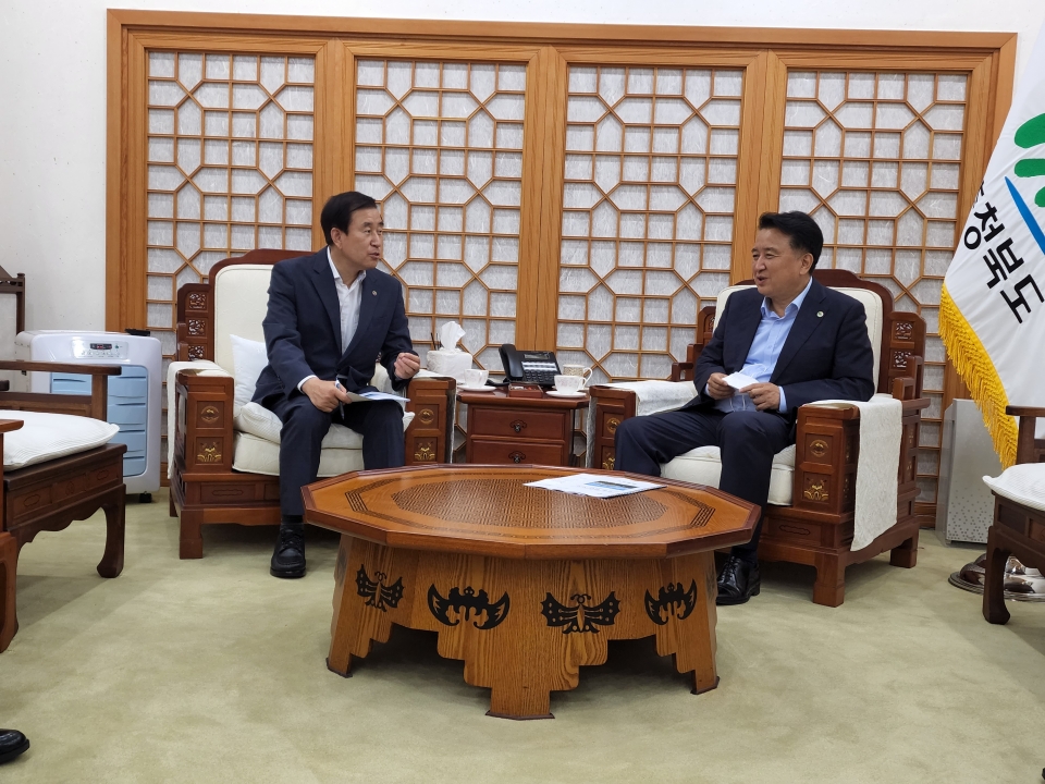 조길형(왼쪽)충주시장이 김영환 충북도지사를 만나 지역 주요현안에 대해 적극적인 지원을 건의하고 있다.