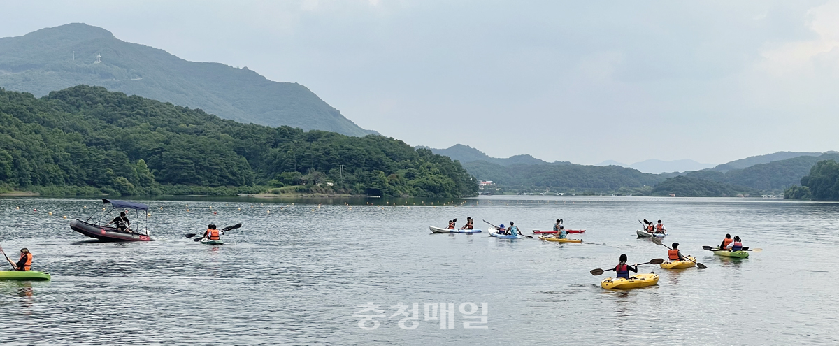 충북도청 운동경기부 카누선수단이 진천군 초평저수지에 마련된 카누선수단 훈련장에서 카누 체험교실을 진행하고 있다.