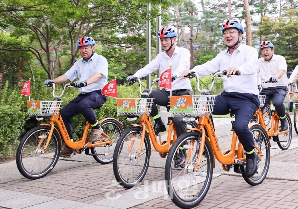 이장우(오른쪽 두번째) 대전시장이 25일 공영자전거 타슈 시즌2를 시승하고 있다.