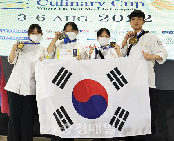 충청대 호텔조리파티쉐과 박지영(왼쪽부터)·박해림·임규빈·안치헌씨가 ‘2022 필리핀 컬리너리 컵’에 참가해 입상한 뒤 메달을 들고 기뻐하고 있다.