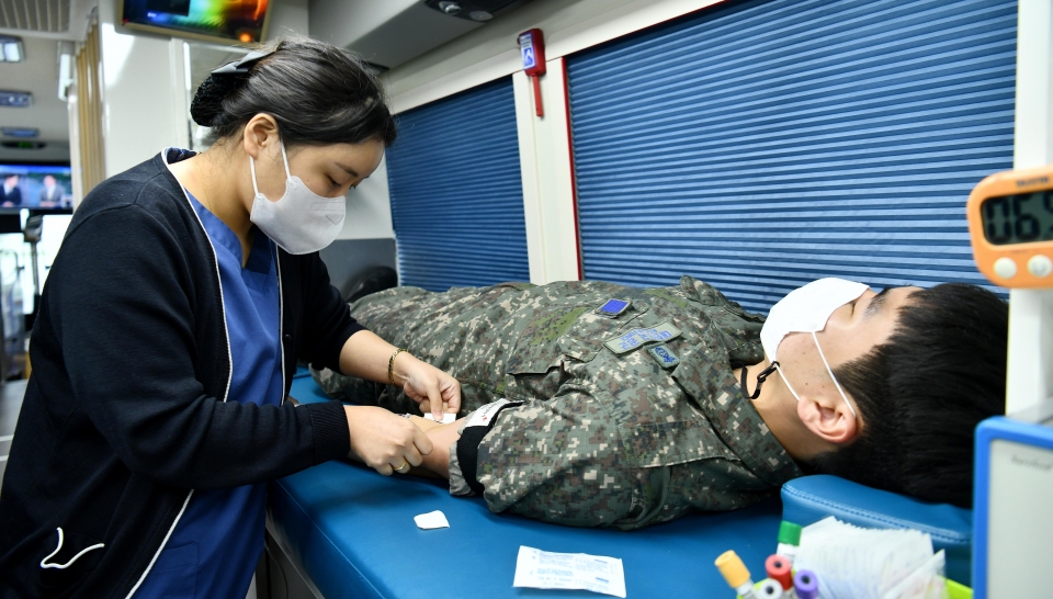 공군 19전비 장병이 헌혈을 실시하고 있다.