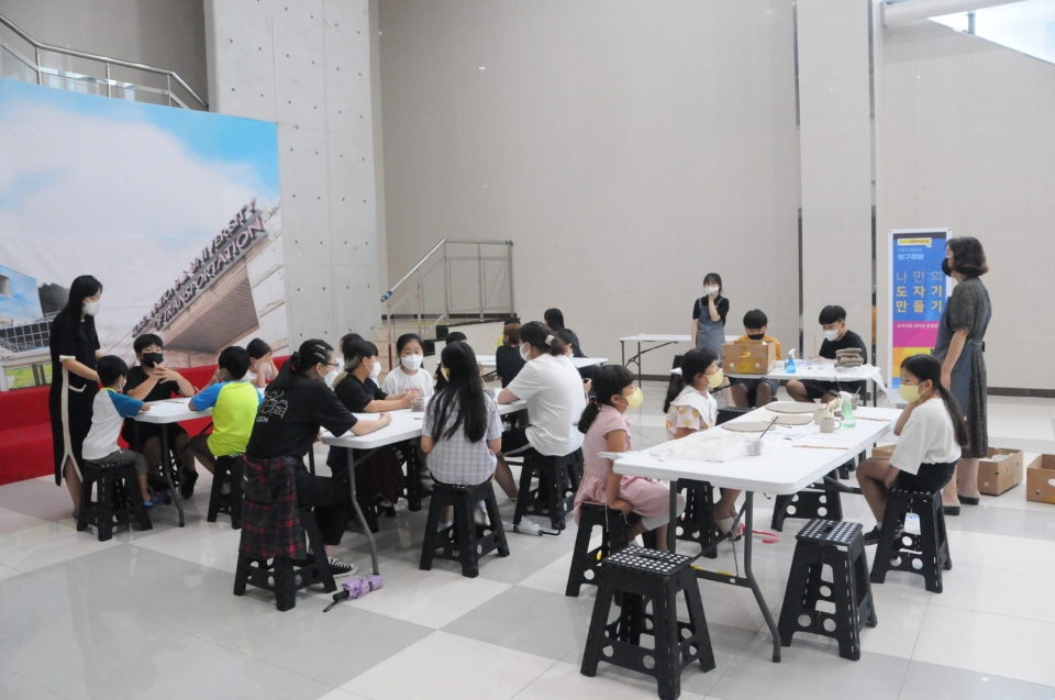 한국교통대학교 박물관이 여름방학 탐구생활 ‘나만의 도자기 만들기’ 프로그램을 운영하고 있다.