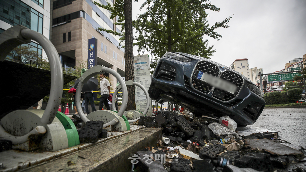 많은 비로 서울 도로 곳곳이 침수된 9일 서울 서초구 서초대로에 전날 비로 침수된 차들이 인도로 올라와 있다.
