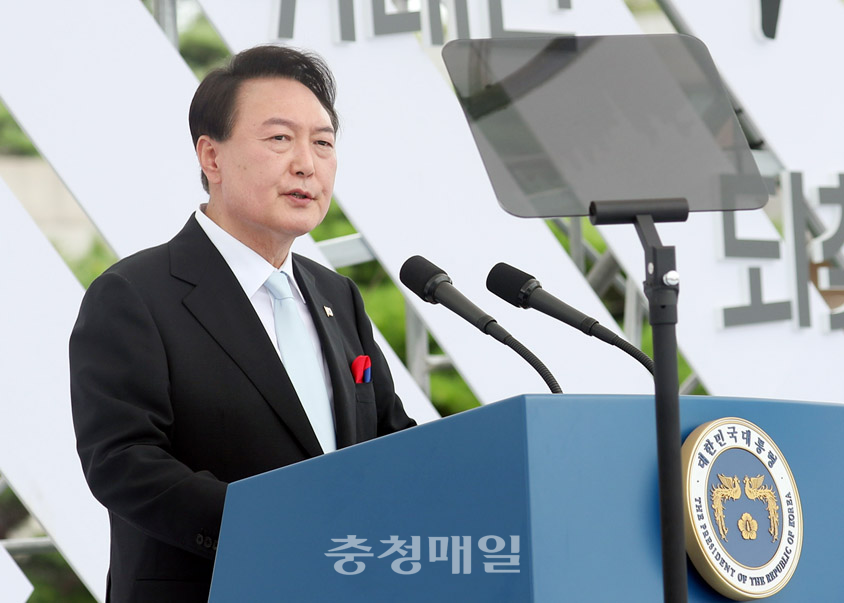 윤석열 대통령이 15일 서울 용산 대통령실 잔디마당에서 열린 제77주년 광복절 경축식에서 경축사를 하고 있다.