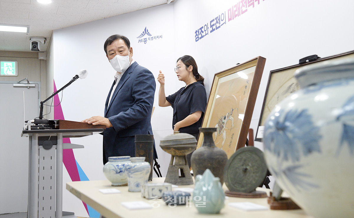 최민호 세종시장이 재미교포 김대영씨로부터 기증 받은 유물 등을 바라보며 기증배경을 설명하고 있다.