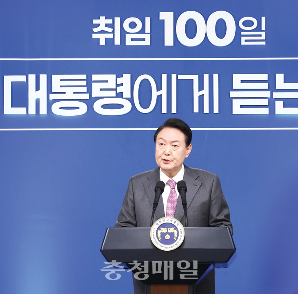 윤석열 대통령이 17일 서울 용산 대통령실 브리핑룸에서 열린 취임 100일 기자회견을 하고 있다. 뉴시스