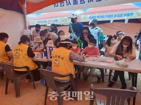 청양군자원봉사센터가 최근 열린 청양고추·구기자 축제장에서 부스를 운영했다.