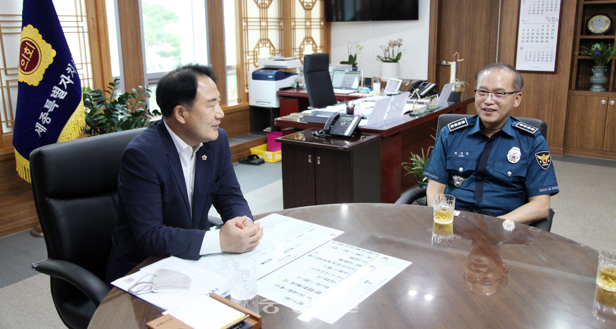 상병헌(왼쪽) 세종시의회 의장과 박성갑 세종남부경찰서장이 대화를 나누고 있다.