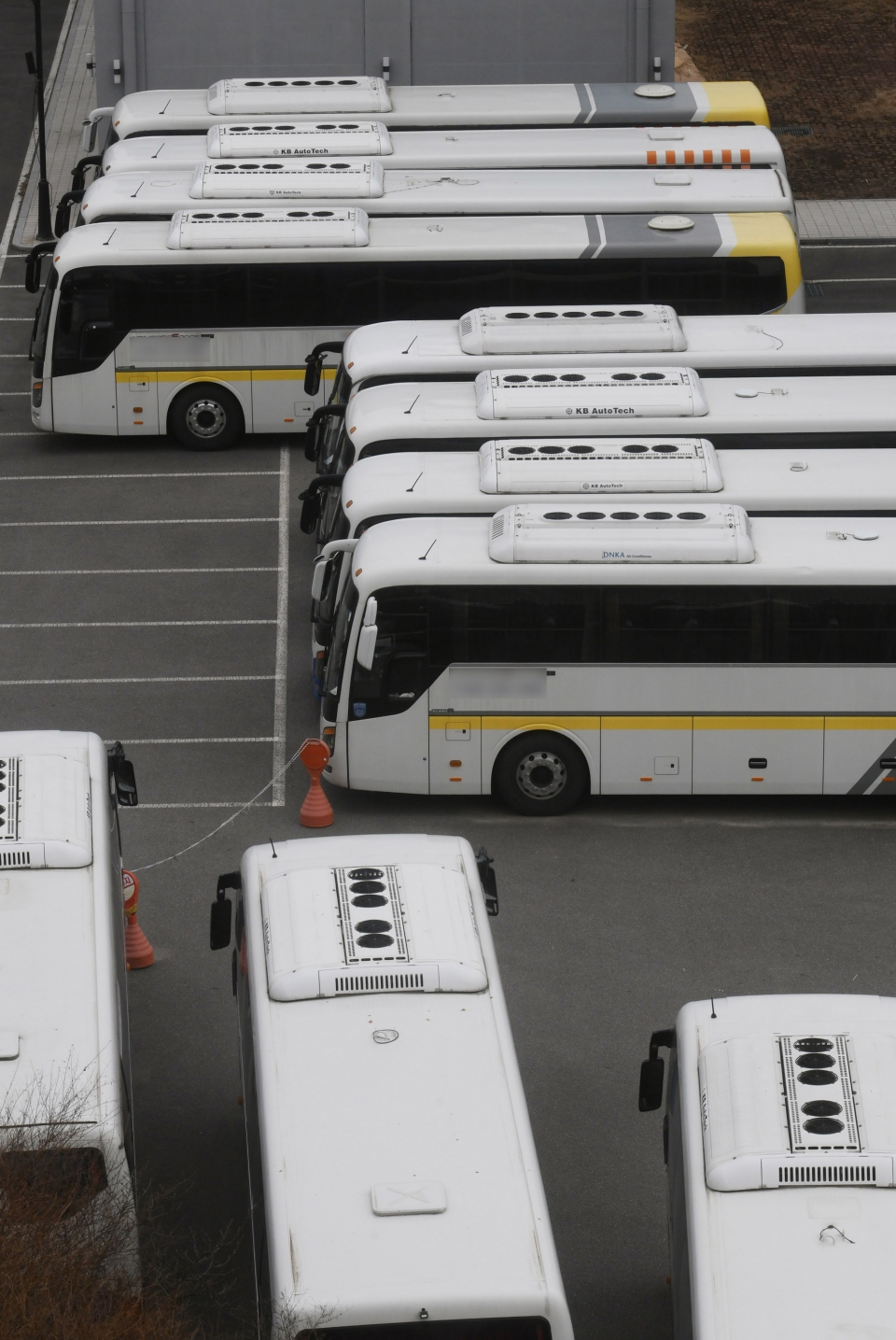 충북 청주시 청원구 한 주차장에 멈춰 서 있는 전세버스 모습.   (충청매일 DB)